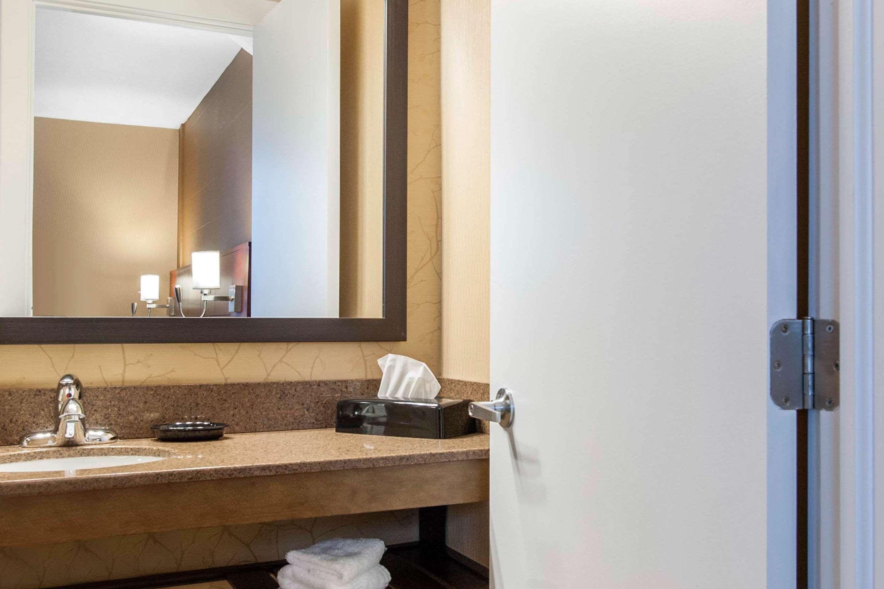 Quality Hotel & Suites Гандер Экстерьер фото
