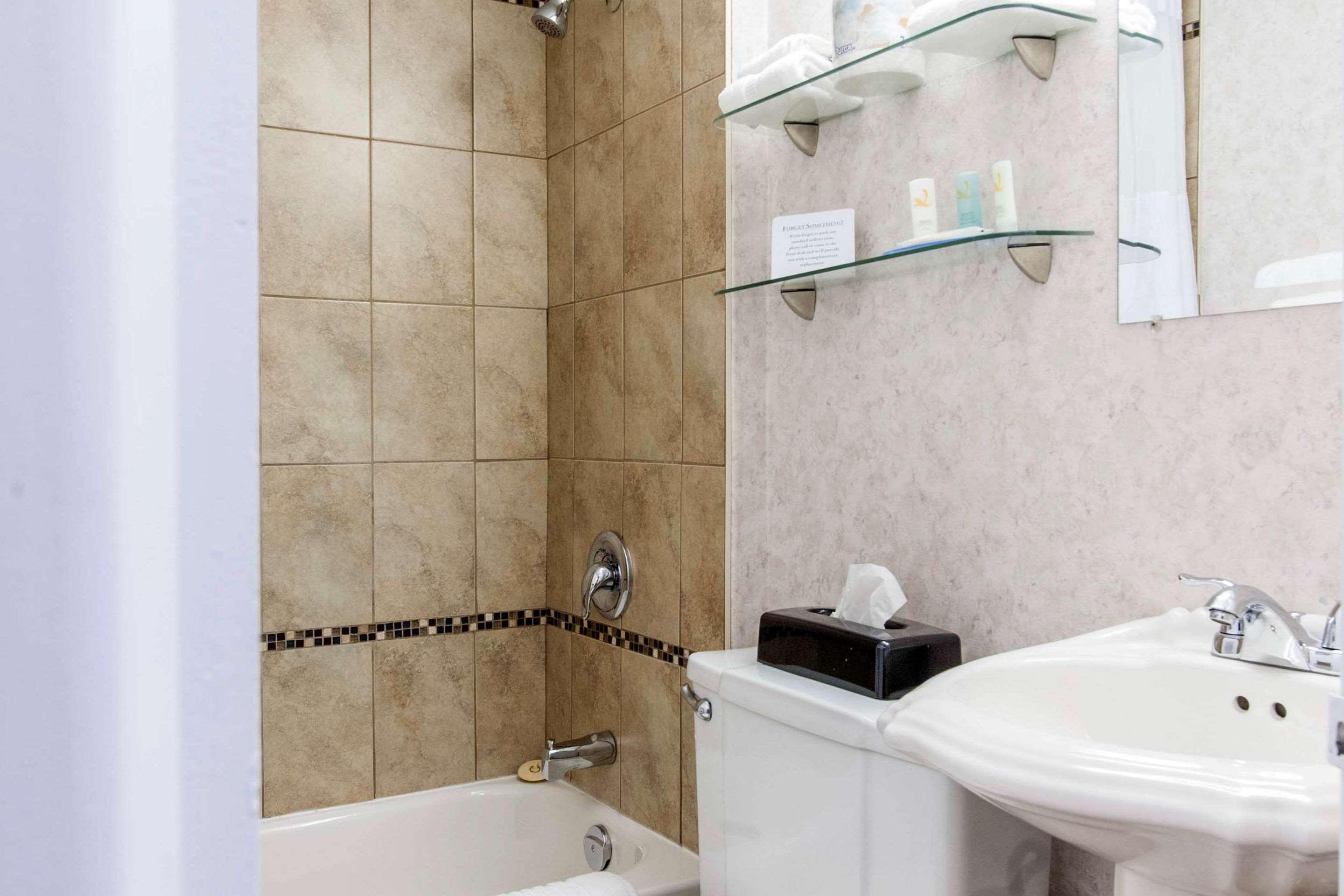 Quality Hotel & Suites Гандер Экстерьер фото