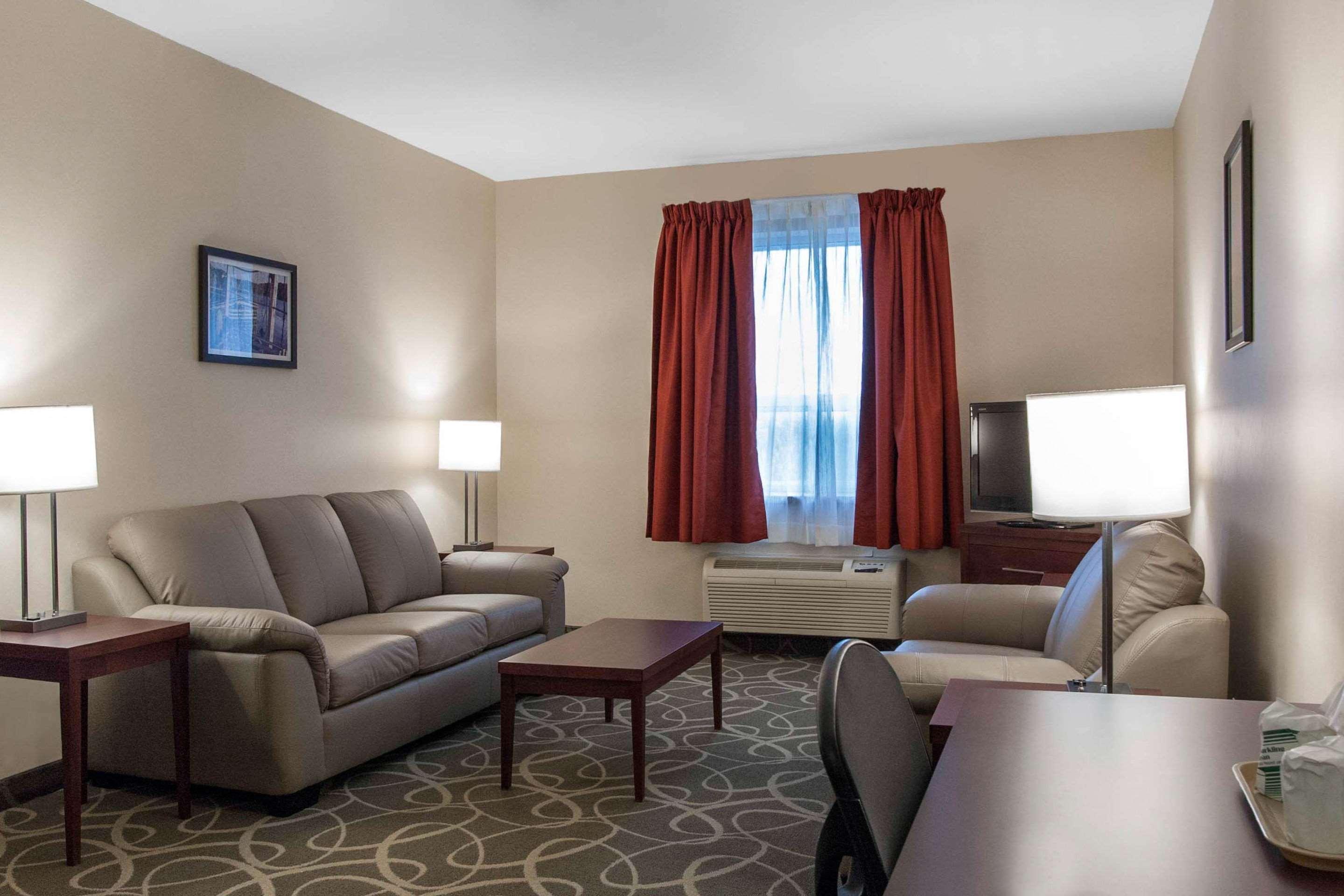 Quality Hotel & Suites Гандер Экстерьер фото