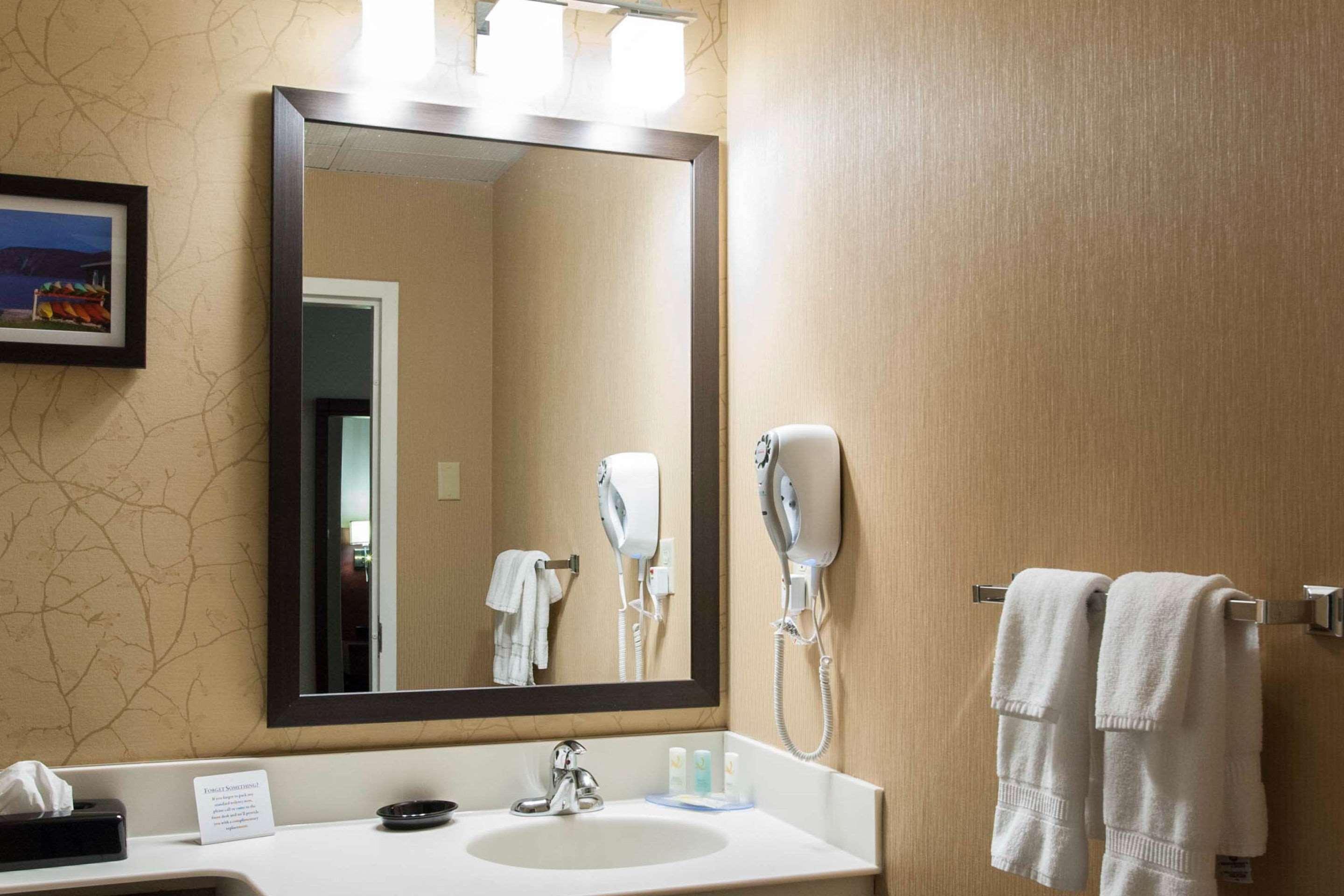 Quality Hotel & Suites Гандер Экстерьер фото